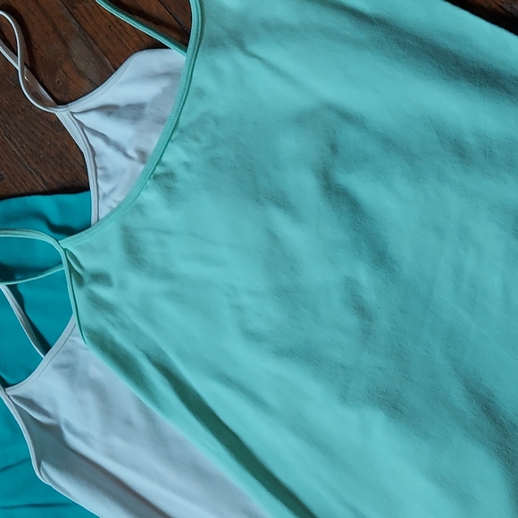 8 tank tops - Picture 8 of 9